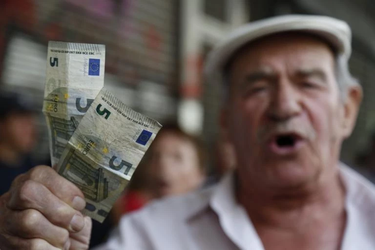 Απόρρητη μελέτη αποκαλύπτει «μνημόνιο» διαρκείας στις συντάξεις! Μειώσεις στα χρήματα, αυξήσεις στα όρια ηλικίας